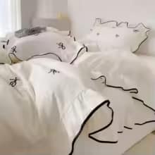 طقم أغطية سرير مطرز مع فيونكة